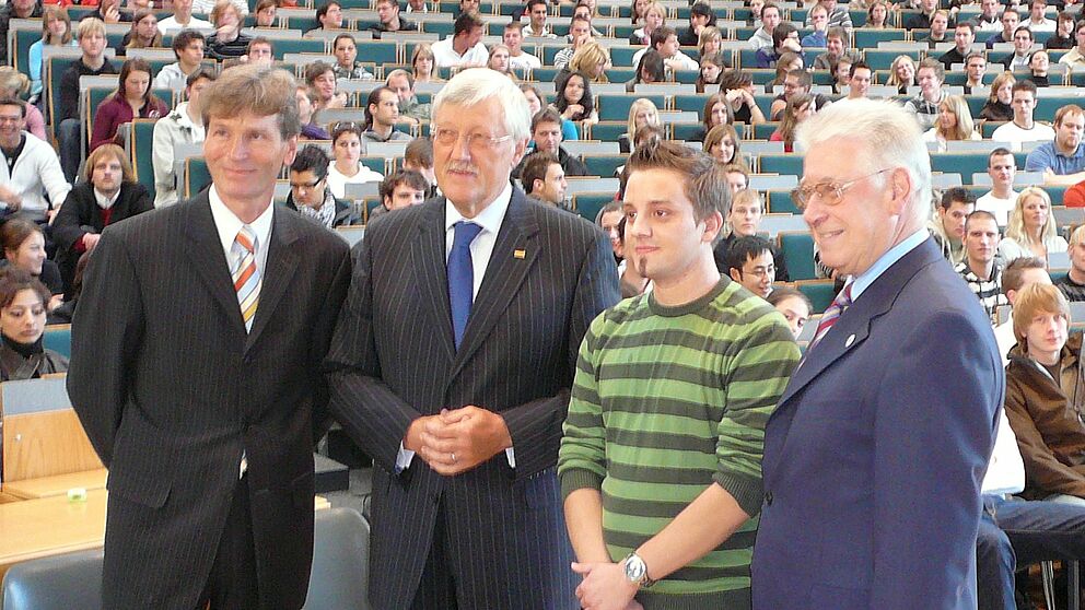 Foto (v. l.): Rektor Prof. Dr. Nikolaus Risch, Bürgermeister Heinz Paus, AStA-Vorsitzender Jonas Wagener und Alum­ni Paderborn-Vorstand Prof. Dr. Otto Rosenberg begrüßten die neuen Studierenden der Universität Paderborn im Auditorium maximum. (Foto: 