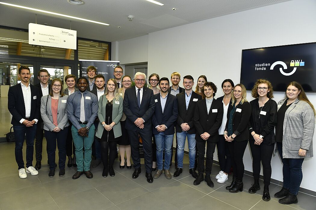 Foto (TH OWL, Dirk Schelpmeier): Bundespräsident Frank-Walter Steinmeier mit Stipendiatinnen und Stipendiaten der Stiftung Studienfonds OWL