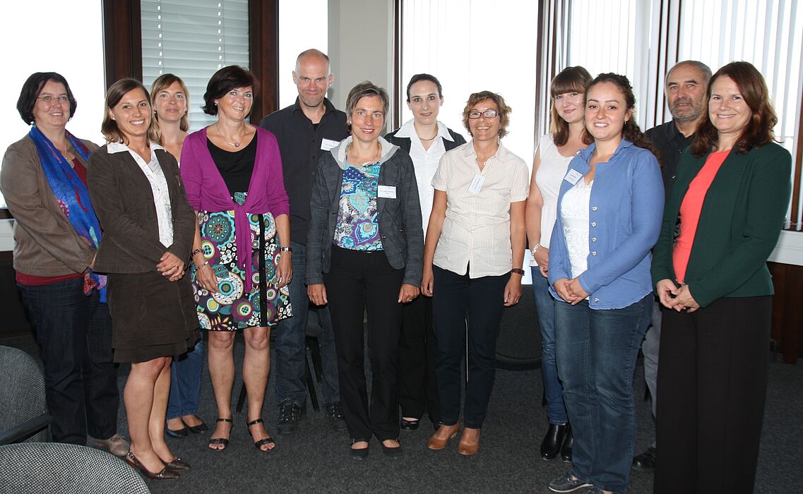 Foto (Universität Paderborn, Frauke Döll): Die Kooperationspartner des Projektes MeCoPflege (v. l.): Barbara-Venhaus Schreiber (Bremer Krankenpflegeschule e.V.), Eva Theune (Caritasverband Paderborn e.V.), Dr. Desireé Grothues (DLR (Projektträger)), B