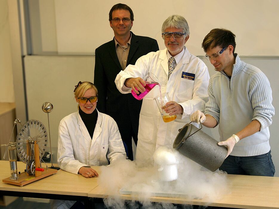 Foto (Universität Paderborn): Initiatoren der Projekte an der Universität Paderborn: Prof. Dr. Gerald Henkel (2. v. re.), Vorstandssprecher des Departments Chemie, und Prof. Dr. Torsten Meier (2.v. li.), Vorstandssprecher des Departments Physik, mit Tea