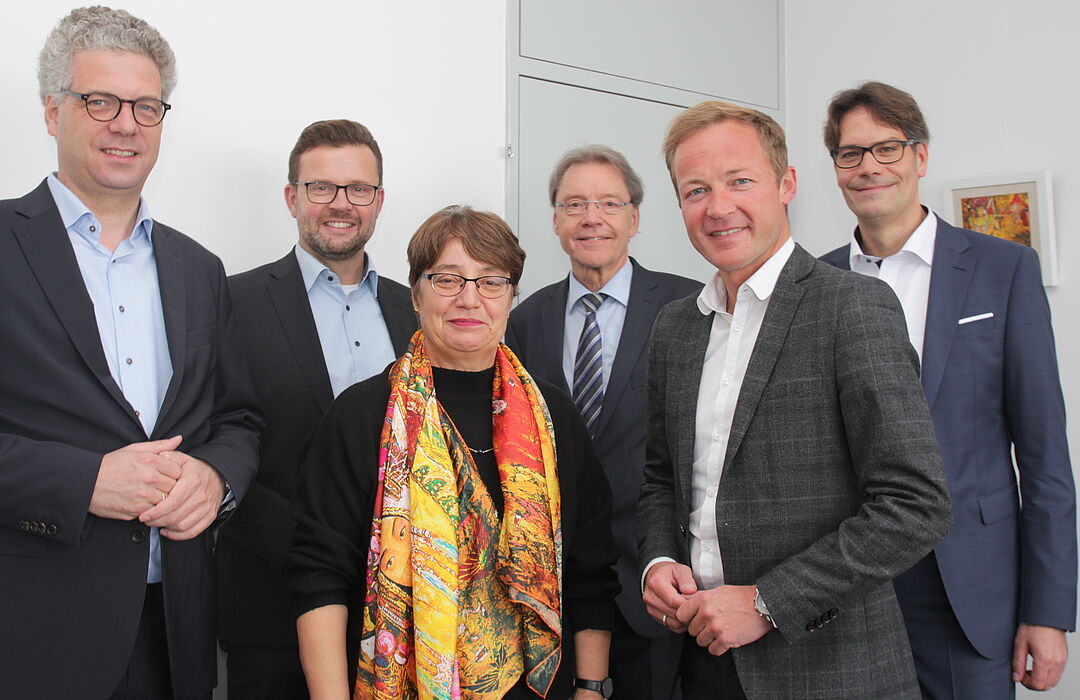 Foto (Universität Paderborn): Dr. Stefan Nacke, Raphael Tigges, Prof. Dr. Birgitt Riegraf, Christoph Schön, Daniel Sieveke und Prof. Dr. René Fahr.