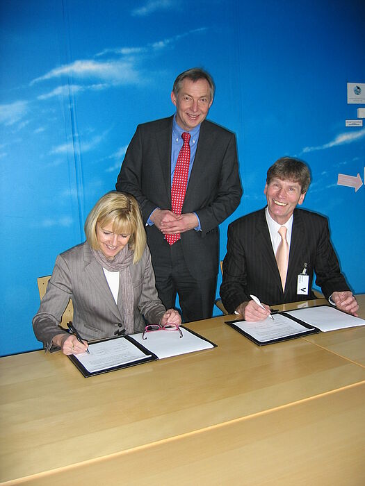Foto (v. li.): Barbara Fischer (Chief Financial Officer, Corporate Technology), Dr. Reinhold Achatz und Prof. Dr. Nikolaus Risch unterzeichnen den Rahmenvertrag.