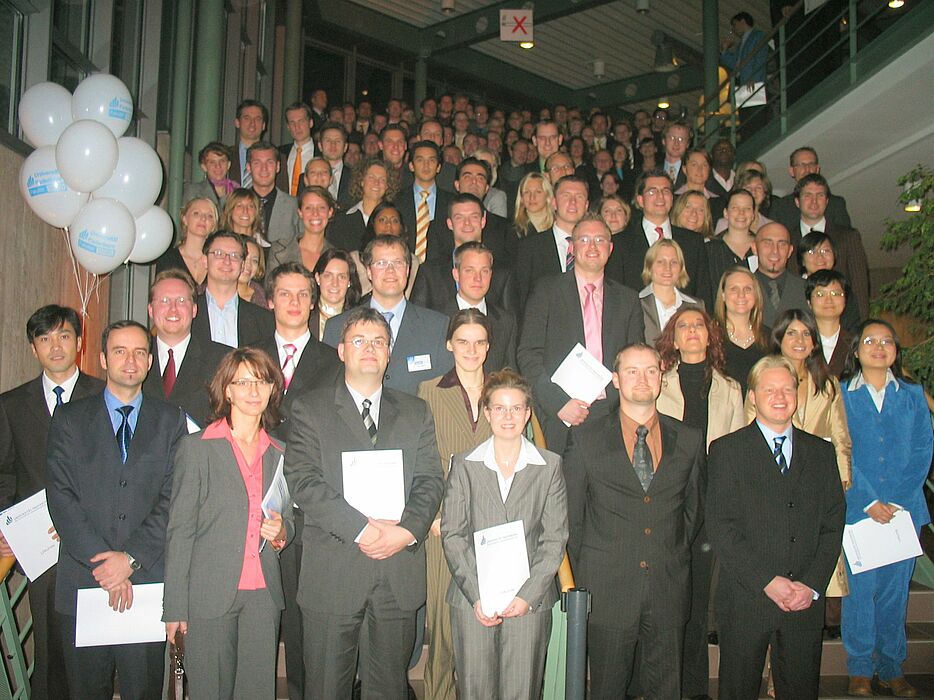 Foto: Beim Tag der Wirtschaftswissenschaften feierten im Audimax 140 ehemalige Studierende und neun Promovierte gemeinsam mit Angehörigen, Freunden sowie Vertretern der Fakultät