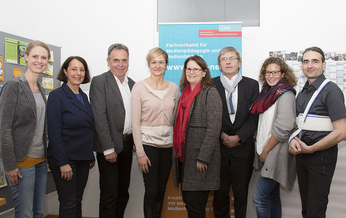 Foto (©Ulrike Schmid; Gruppenfoto, v. l. n. r.): Dr. Friederike von Gross (Universität Bielefeld), Renate Röllecke (Stv. GMK-Geschäftsführung), Jürgen Lauffer (GMK-Geschäftsführer), Jugendministerin Christina Kampmann, Prof. Dr. Dorothee M. Meiste