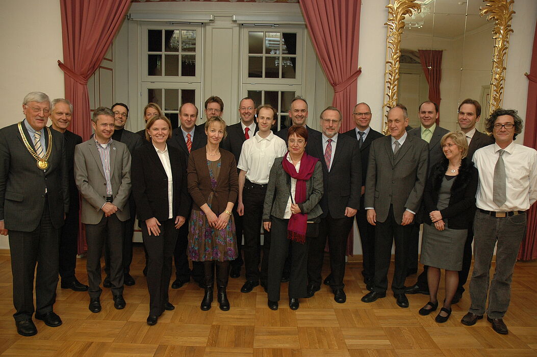 Foto: Im Audienzsaal des Neuhäuser Schlosses empfing Bürgermeister Heinz Paus neuberufene Professoren der Universität Paderborn.