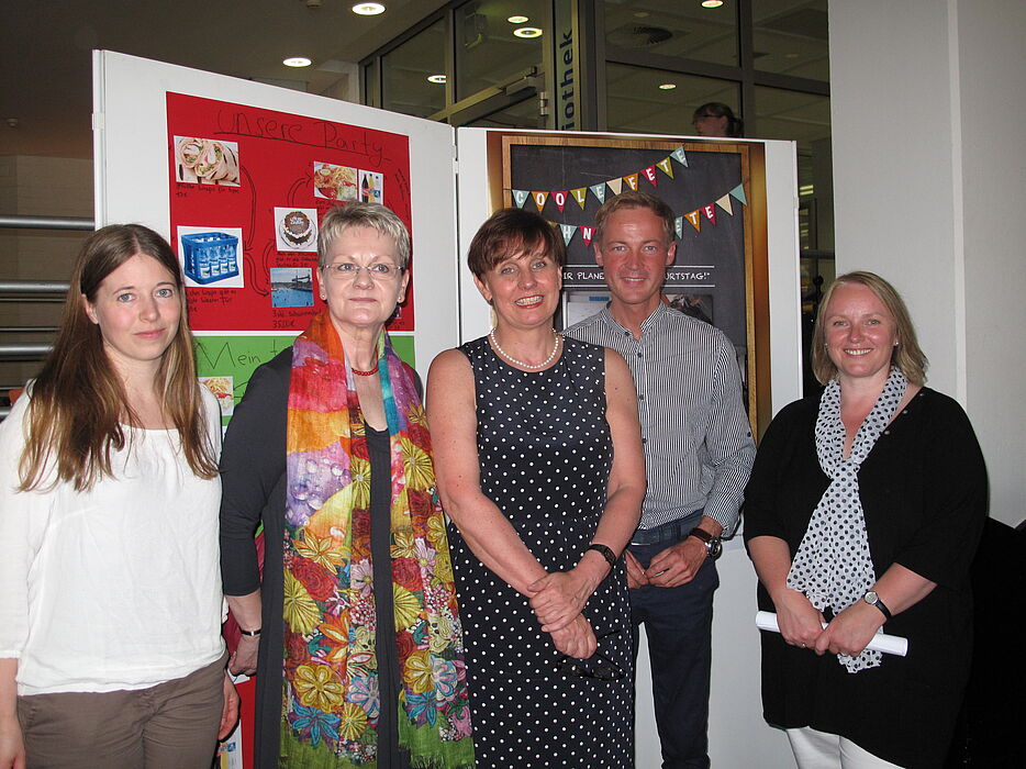 Foto (Kirsten Schlegel-Matthies): von links: Mareike Beer (Gesamtschule Elsen), Annegret Greipel-Bickel (Schulleiterin Gesamtschule Elsen), Prof. Dr. Kirsten Schlegel-Matthies (Institut für Ernährung, Konsum und Gesundheit der UPB), Daniel Sieveke (Land