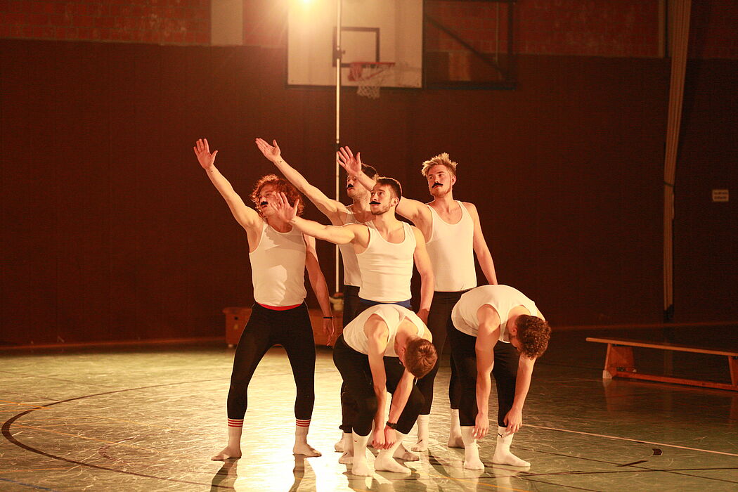 Foto (Jonas Schröder): Choreografie Studierende zu Queen „I want to break free“