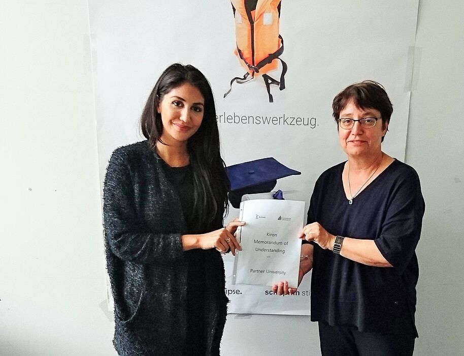 Foto (Kiron, Lucas Schwarzer): Haben die Kooperationsvereinbarung unterschrieben: Prof. Dr. Birgit Riegraf (re.), Vizepräsidentin für Studium, Lehre und Qualitätsmanagement der Universität Paderborn, und Hila Azadzoy (li.) von Kiron Open Higher Educat
