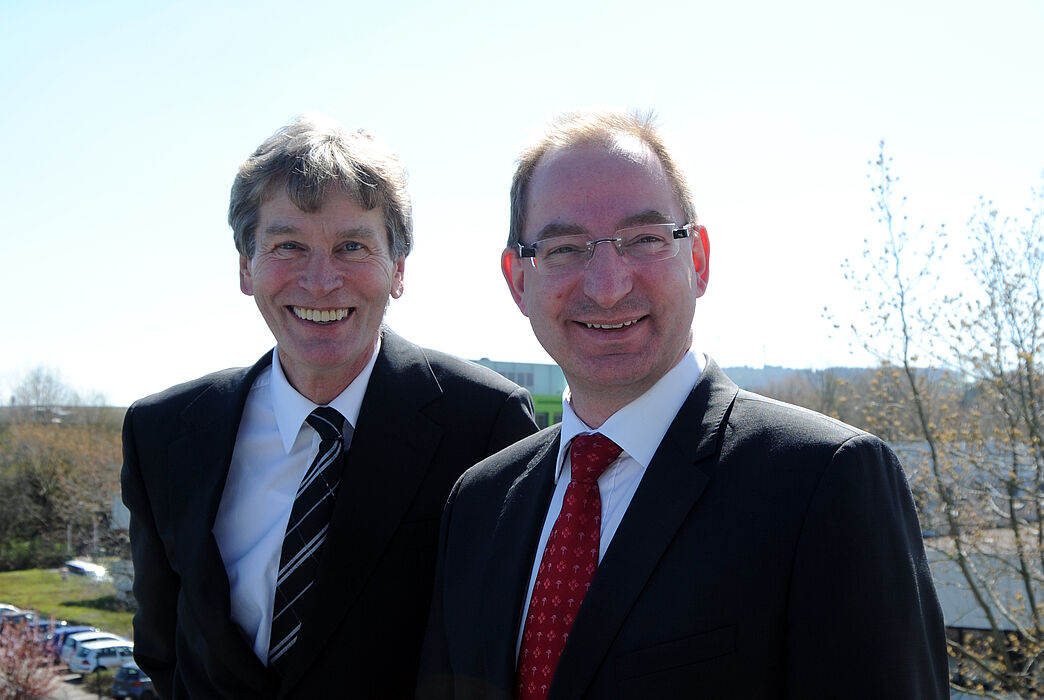Foto (Hochschule OWL): Prof. Dr. Nikolaus Risch (links) scheidet nach neunjähriger Tätigkeit als Vorsitzender satzungsgemäß mit Ende seiner Amtszeit als Präsident der Universität Paderborn aus dem Vorstand der Stiftung Studienfonds OWL aus. Neuer Vo