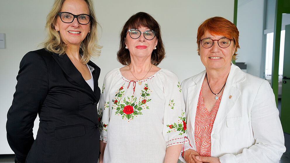 In der Mitte Prof. Dr. Kateryna Karpenko, rechts Universitätspräsidentin Prof. Dr. Birgitt Riegraf und links Prof. Dr. Ruth Hagengruber, Leiterin des „Center for the History of Women philosophers and Scientists“ der Universität Paderborn.