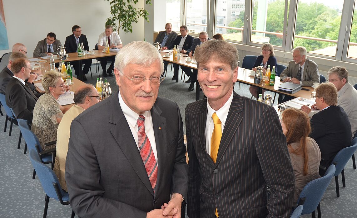 Foto (Stadt Paderborn, Jens Reinhardt): Unter Leitung von Bürgermeister Heinz Paus (l.) und Nikolaus Risch, Präsident der Universität Paderborn, fand in der Paderborner Universität das erste Treffen von Spitzen beider Einrichtungen statt.