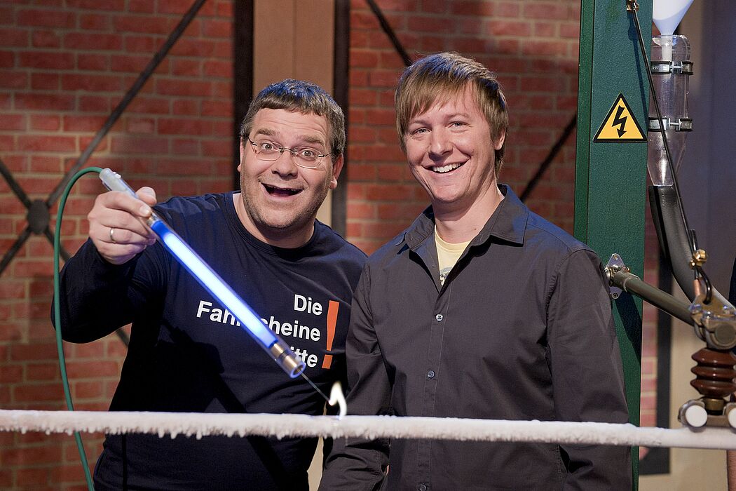 Foto (ZDF/Ralf Wilschewski): (v.l.n.r.): Moderator Elton und Dr. Marc Sacher vor der vereisten Oberleitung.