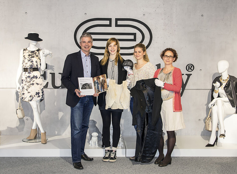 Foto: Andreas Vollerthun, Delia Ostach, Nicole Kubitzki und Dr. Regina Lösel (v. l.) bei der Katalogpräsentation.