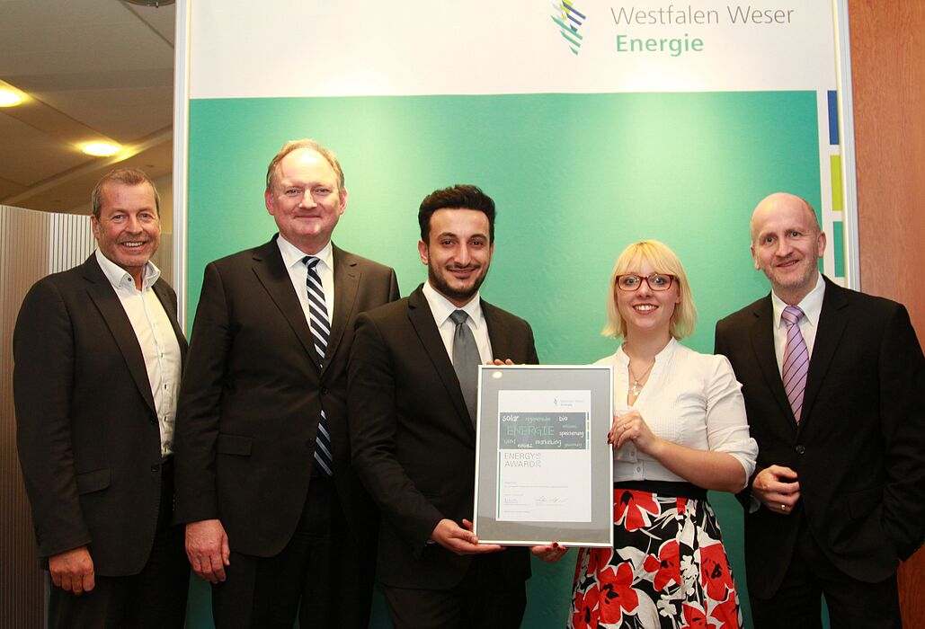 Foto: (v. l.) Ulrich Meyer, EnergieImpulsOWL und Juryvorsitzender, Dr. Stephan Nahrath, Geschäftsführer Westfalen Weser Energie, Laban Asmar und Anne Oppermann (Sprecher der AG) sowie Dr. Dirk Prior.