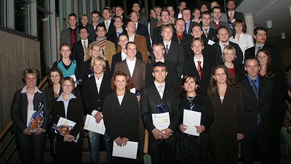 Foto (Heiko Appelbaum): Freuten sich über ihren erfolgreichen Studienabschluss: Die Absolventinnen und Absolventen der Fakultät für Naturwissenschaften der Uni Paderborn im Audimax bei der Abschlussfeier.