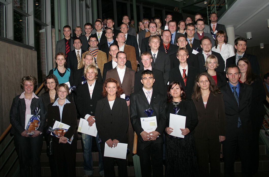 Foto (Heiko Appelbaum): Freuten sich über ihren erfolgreichen Studienabschluss: Die Absolventinnen und Absolventen der Fakultät für Naturwissenschaften der Uni Paderborn im Audimax bei der Abschlussfeier.