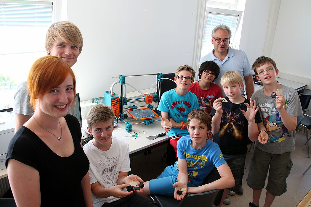 Foto (Universität Paderborn, Vanessa Dreibrodt): (v. l.) Julia Peschke (Pro MINT GT) und die Teilnehmer der MINT-Ferien wurden von Dr. Eric Klemp durch die Labore des DMRC geführt.
