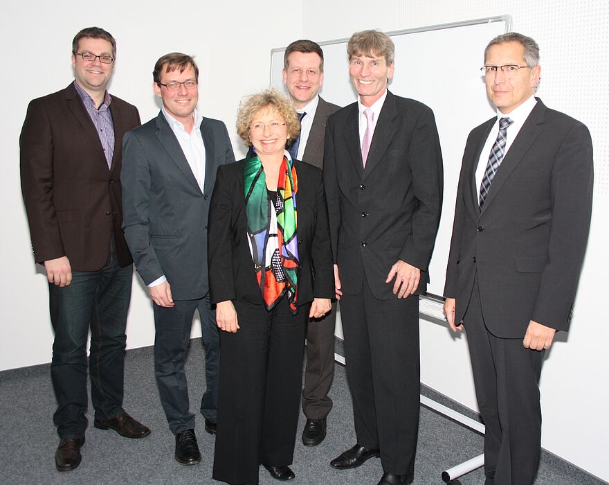 Foto (Universität Paderborn, Ricarda Huyeng): Die Initiatoren und Redner des Netzwerktreffens der Universitätsgesellschaft Paderborn: Dr.-Ing. Christian Henke, Dipl.-Ing. Martin Wäschle, Heike Käferle, Dr. Andreas Siebe, Prof. Dr. Nikolaus Risch und B