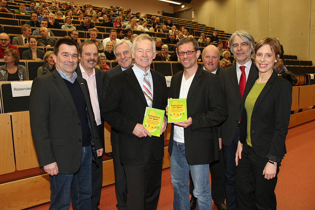 Foto (Universität Paderborn, Heiko Appelbaum): Diskutierten in Paderborn die neue Studie (v. l.): Mathias Hornberger (Vorsitzender Stadtsportverband Paderborn e. V.), Martin Wonik, Werner Stürmann, Prof. Dr. Wolf-Dietrich Brettschneider, Prof. Dr. Erin 