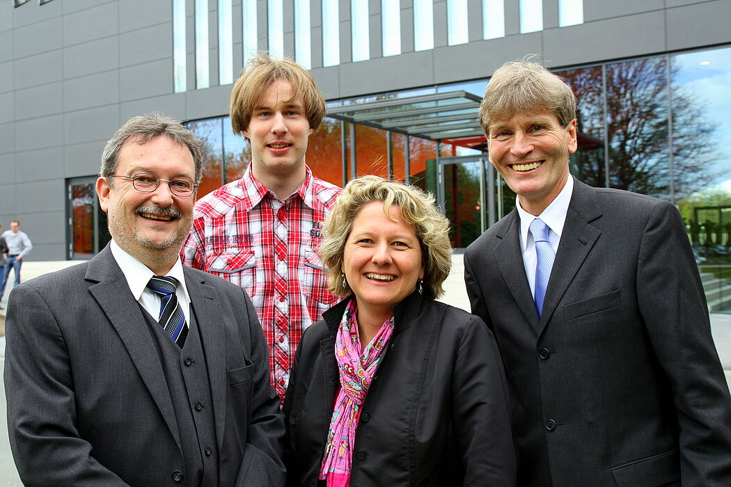 Foto (Universität Paderborn, Patrick Kleibold): Dr. Reginbert Taube, Christoph Husemann, die Ministerin für Innovation, Wissenschaft und Forschung Svenja Schulze und Prof. Dr. Nikolaus Risch bei der offiziellen Einweihung des Hörsaalgebäudes L.