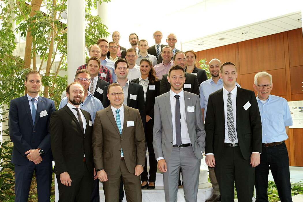 Foto (Universität Paderborn, Heinz Nixdorf Institut): Das Projektkonsortium nach erfolgreichem Abschluss des Meilensteins mit Projektleiter Prof. Dr.-Ing. Jürgen Gausemeier (rechts).