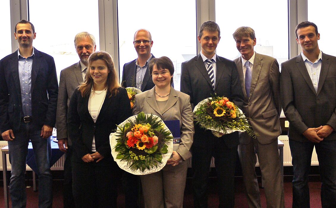 Foto (Universität Paderborn, Heike Probst): (v. li.): Dipl.-Inf. Alexander Boschmann, Prof. Dr. Wilhelm Schäfer, Prof. Dr. Nancy V. Wünderlich, Dr. Jochen Baumeister, Jun.-Prof. Dr. Michaela Geierhos, Dr.-Ing. Jörg Schmalenströer, Prof. Dr. Nikolaus 