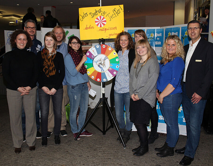 Foto: Beim Aktionstag Sucht an der Universität Paderborn. V. l.: Angelina Berisha (PLAZ), Jörn Sickelmann (ZSB), Melissa Naase (Gesunde Hochschule, HSP), Dennis Fergland (mein beneFIT@upb.de), Katharina Kubot, Jacqueline Weecks, Vanessa Zysk, Alexa Schu
