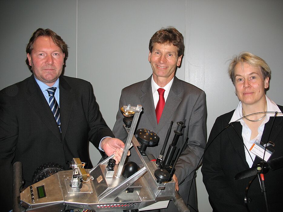 Foto (Christiane Bernert): Freuen sich über das Advanced Engineering Center (ASEC), das neu gegründete Kompetenzzentrum der Fakultät für Elektrotechnik, Informatik und Mathematik (v. l.): Dekan Prof. Dr. Michael Dellnitz, Uni-Rektor Prof. Dr. Nikolaus