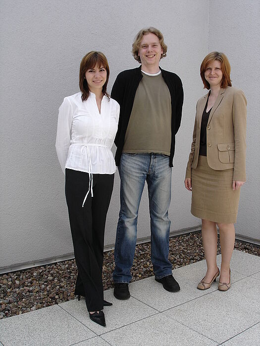 Foto: Bereits aktiv an ihren Promotionsarbeiten im Department Physik: Master of Science Marina Panfilova, Bernd Ahrens und Elena Tschumak (v. l.).