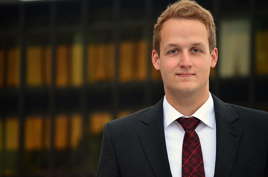 Foto (Universität Paderborn): Dr. Frederik Simon Bäumer erhält den Förderpreis der Gesellschaft für Angewandte Linguistik für computerlinguistische Verfahren zum Schutz der Privatsphäre.