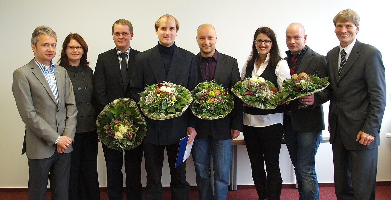 Foto (Universität Paderborn, Martin Decking): Von rechts: Uni-Präsident Prof. Dr. Nikolaus Risch überreichte den Forschungspreis der Universität Paderborn an Prof. Dr. Prof. Dr. Frank Hellmich, Dr. Sandra Niebuhr-Schubert, Dr.-Ing. Matthias Stallein, 