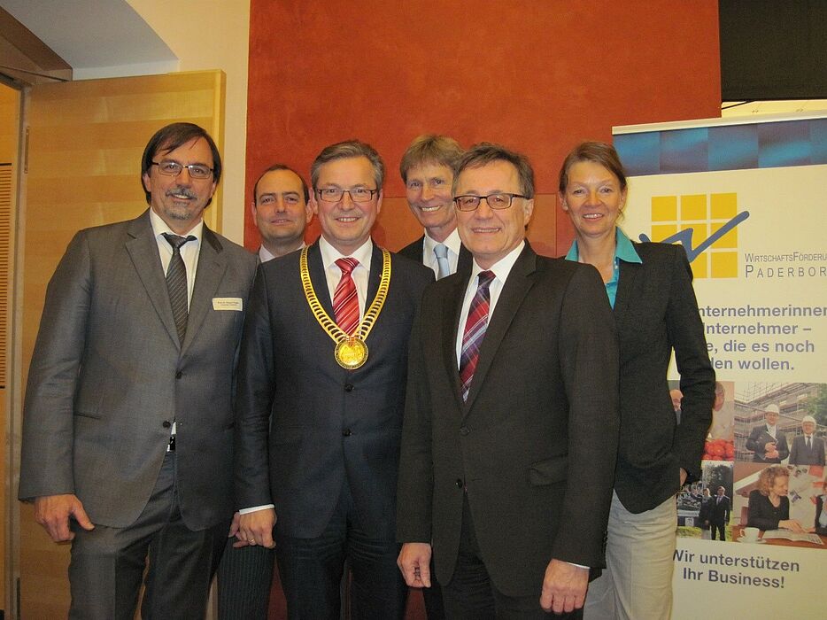 Foto (WFG): Die Akteure (v. l.): Prof. Dr. Gregor Engels (Universität Paderborn), Thorsten Wolff (Volksbank Paderborn-Höxter-Detmold eG), Michael Dreier (Bürgermeister der Stadt Paderborn), Prof. Dr. Nikolaus Risch (Präsident Universität Paderborn), 