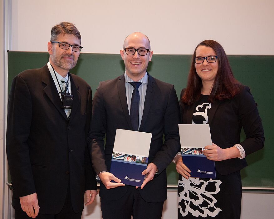Foto (Jan Olaf Scholz): Studiendekan Prof. Dr.-Ing. Hans-Joachim Schmid überreichte den Fakultätspreis an Claudia Behrens (Maschinenbau) und Christian Dülme (Wirtschaftsingenieurwesen).