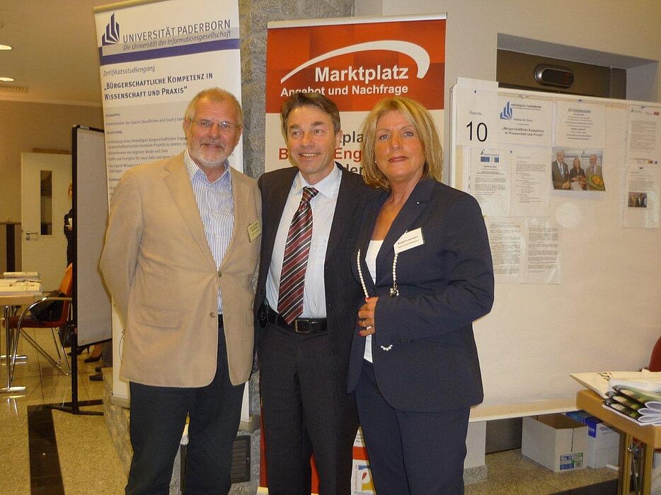 Foto: Von links: Prof. em. Dr. Peter Schneider, Hochschulbeauftragter für das Studium für Ältere, Günter Baaske, Minister für Arbeit, Soziales, Frauen und Familie des Landes Brandenburg, Birgitt Lammert, Koordinatorin Stadt Paderborn/Universität Pad