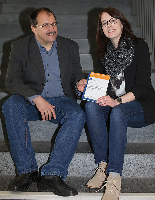Pressefoto frei zum Abdruck, © Reinhard Schwarz: Die Paderborner Bildungsforscher Prof. Dr. H.-Hugo Kremer und Marie-Ann Kückmann unterstützen die Berufskollegs nicht nur in Sachen „Multiprofessionelle Teamarbeit“.