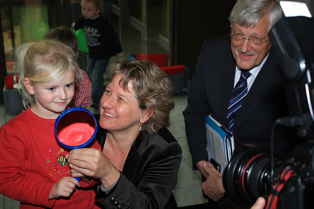 Foto (Referat Presse und Kommunikation, Universität Paderborn, Frauke Döll): Bildung fängt im Kindergarten an: Das „Paderborner Haus der kleinen Forscher“ präsentierte in einer Begleitausstellung seine Arbeit.