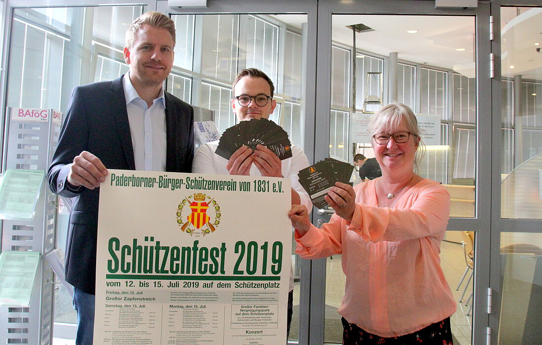 Foto (Universität Paderborn): Wollen für eine Paderborner Tradition begeistern: Frederik Driller und Simone Probst zusammen mit Jungschütze Maximilian Lippegaus (Mitte), der an der Universität Maschinenbau studiert. 