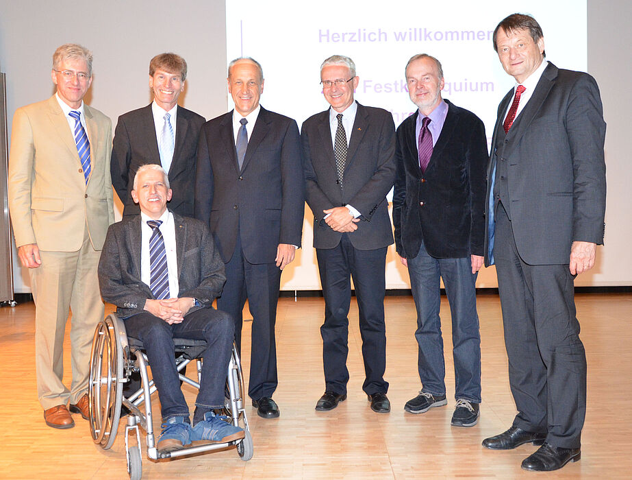 Foto: Die Festredner rund um Prof. Rammig (v.l.n.r.): Prof. Joachim Böcker, Prof. Nikolaus Risch, Prof. Franz Josef Rammig, Prof. Flavio Rech Wagner, Prof. Gerd Szwillus, Prof. Otthein Herzog, Jun.-Prof. Achim Rettberg (vorn)
