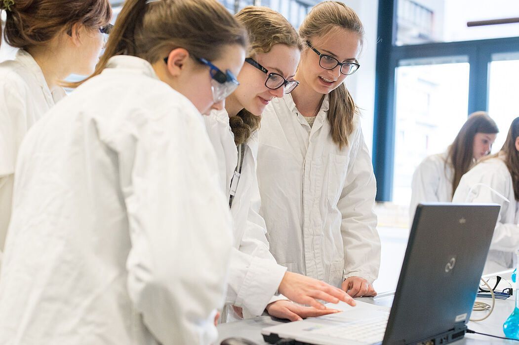 Foto (Universität Paderborn): Schülerinnen experimentieren während der Frühlings-Uni.