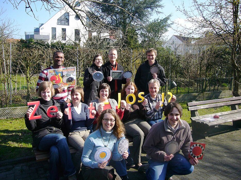 Auf dem Foto sind mit freundlicher Mitwirkung der KHG-Freunde zu sehen: Von links nach rechts: Obere Reihe: Gemeindeassistent Elom Aziadekey, Studentin Katharina Grote, Gemeindeassistent Matthias Wasmuth und Studentenpfarrer Lars Hofnagel von der KHG; Mit