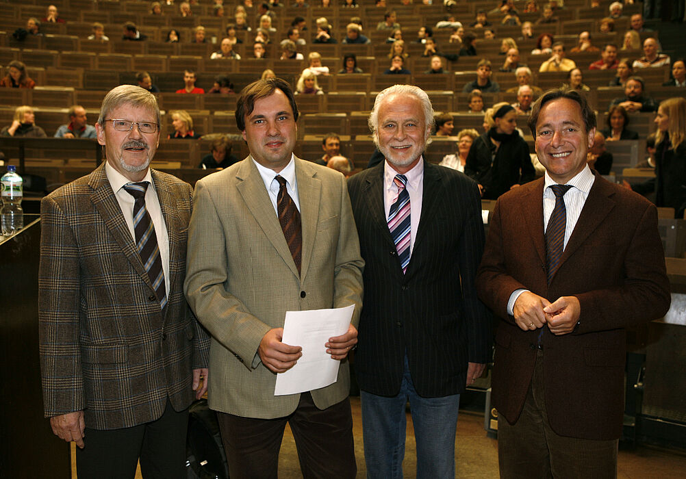 Foto (Universität Paderborn, Adelheid Rutenburges): Von links: Prof. Dr. Manfred Grote, Department Chemie, Privatdozent Dr. Alexander W. Friedrich, Prof. Dr. Hans-Joachim Warnecke, Dekan der Fakultät für Naturwissenschaften, und Dr. Georg Alles, Gesund