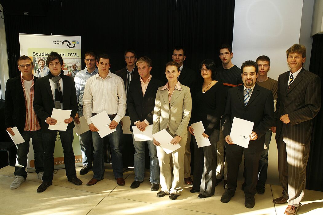 Foto: Stipendiaten der Universität und Rektor Prof. Dr. Nikolaus Risch. Zu sehen sind (v. li.): Eugen Borger (Wirtschaftsingenieurwesen/Elektrotechnik), Benjamin Amshoff (Wirtschaftsingenieurwesen/Maschinenbau), Christian Lessmeier (Maschinenbau), Thomas