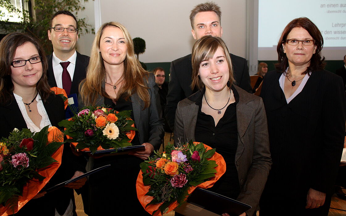 Foto (Universität Paderborn, Patrick Kleibold): Nicola Bunte, Professor Dr. Dennis Kundisch, Agnes Kordulla, Philipp Herrmann und Dr. Miriam Strube erhielten den den Lehrpreis des Präsidiums für den wissenschaftlichen Nachwuchs von der Vizepräsidentin