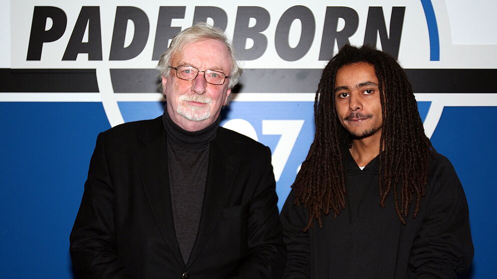 Foto (Universität Paderborn, Nina Reckendorf): Prof. Dr. Dr. h.c. mult. Peter Freese (links) übergab den Alumni-Förderpreis an Benedikt Blazeowsky, Vorsitzender von L’UniCo (rechts).