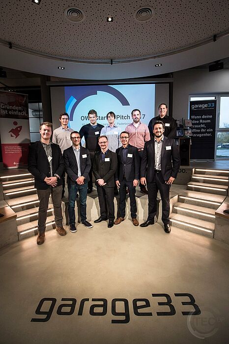 Foto (Universität Paderborn, TecUP, v. l.): Jan Loddenkemper (BauBuddy), Philipp Jorek (TeamZapp), Philipp Bednarek (Intab Pro), Christoph Bach (Intab Pro), Wolf-Henning Ohly (Viafly), hinten v. l. Nikolai Soentgerath (Khador), Stephan Fischer (Khador), Christian Klarhorst (Khador), Dietrich Kortenbruck (exatrek) und Alexander Kurte (exatrek).