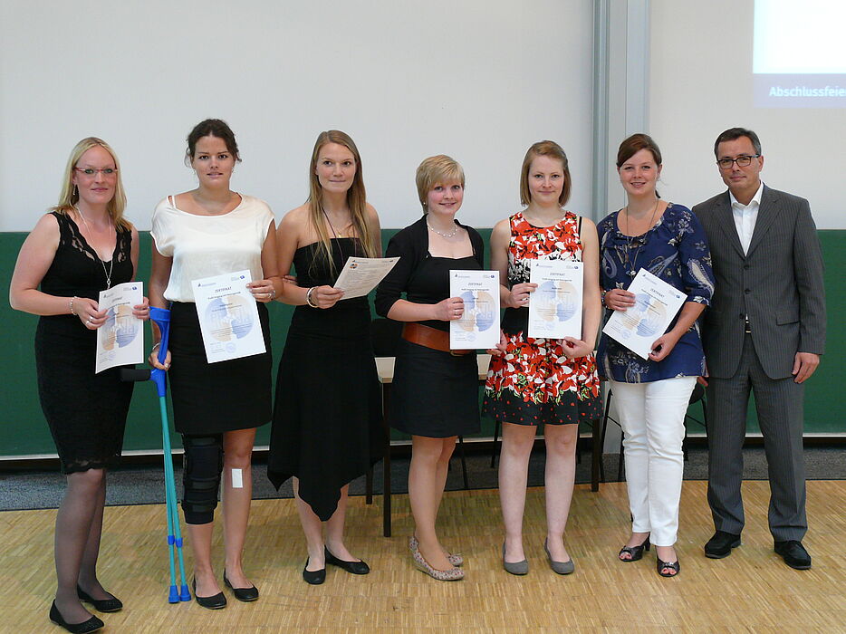 Foto (Universität Paderborn, Silvia Sporkmann): Die Profilstudentinnen des Profils Umgang mit Heterogenität nach der Überreichung ihrer Zertifikate.