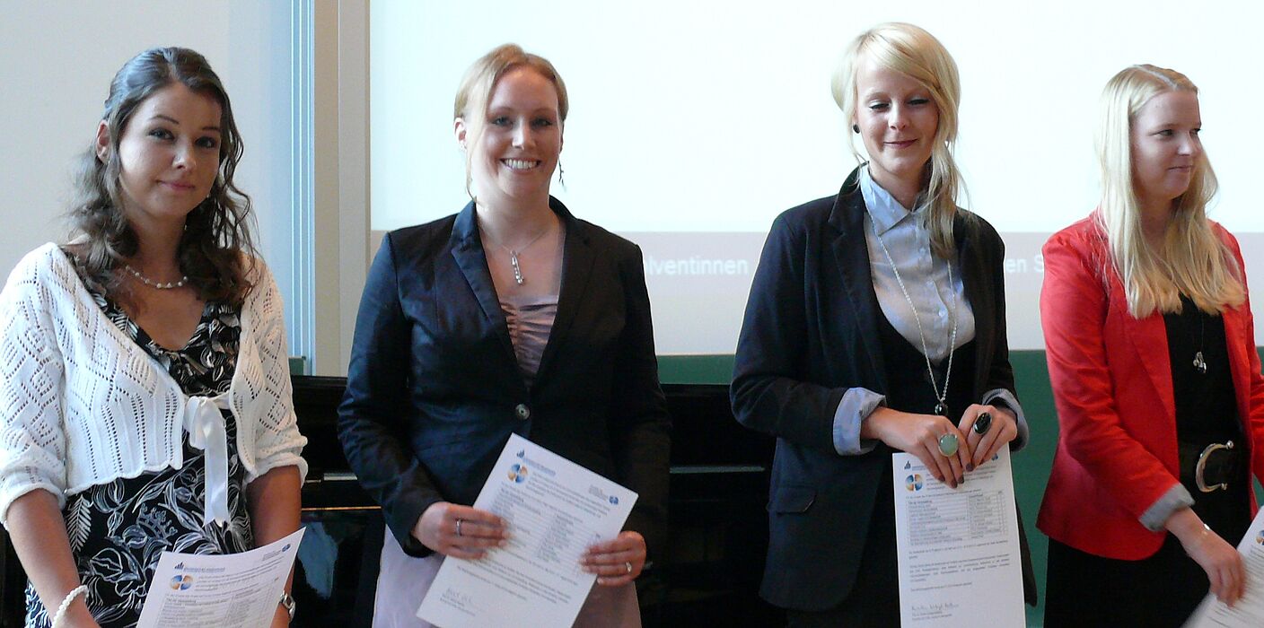 Foto (Maren Büttgen): Verleihung der Profilzertifikate (von links): Svenja Schütze (Umgang mit Heterogenität), Anna Katrin Plöger (Gute gesunde Schule), Katharina Plett, Vanessa Gertken (beide Umgang mit Heterogenität)