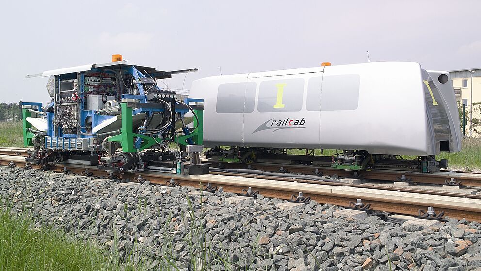 Foto (Universität Paderborn): Die neue Bahntechnik „railcab“