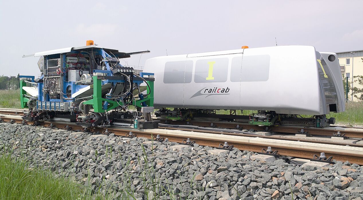 Foto (Universität Paderborn): Die neue Bahntechnik „railcab“
