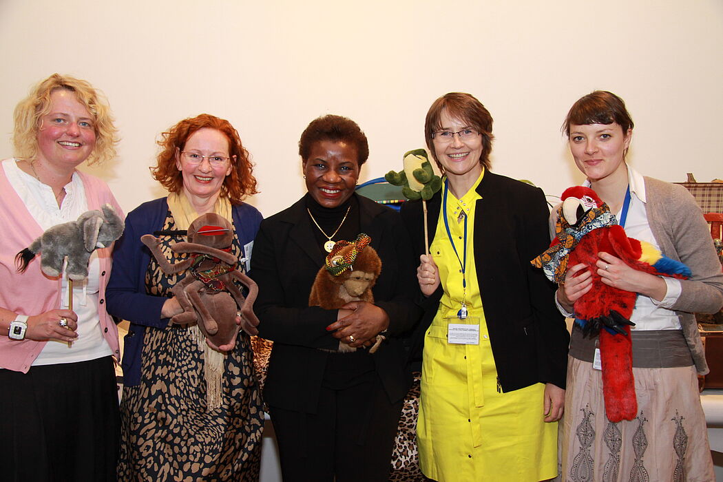 Foto (Wolfgang Lahr): Überreichung des Koffers: Johanna Tewes (Wissenschaftliche Mitarbeiterin, Kunst), Prof. Dr. Jutta Ströter-Bender (Kunst), Odette YAO YAO (Botschafterin der Ständigen Vertretung der Elfenbeinküste bei der UNESCO), Martina Nibbelin